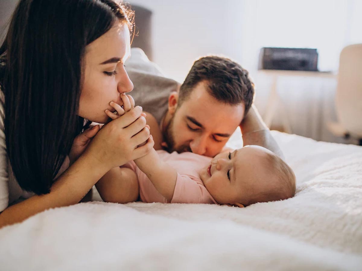 क्या रात में सोने नहीं देता आपका नवजात शिशु? जानें अपनी नींद पूरी करने के लिए कुछ आसान टिप्स