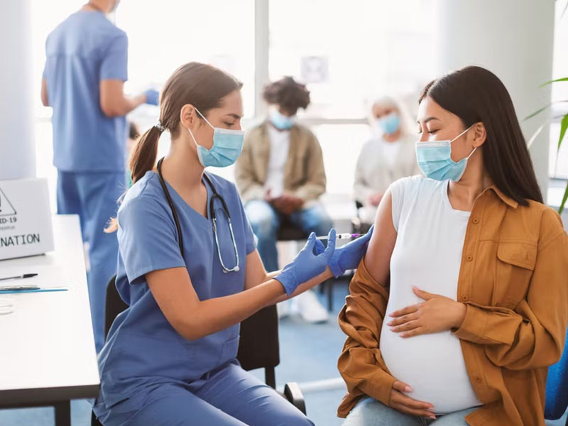 क्या गर्भवती महिलाएं लगवा सकती हैं कोविड वैक्सीन का बूस्टर डोज? जानें डॉक्टर की राय