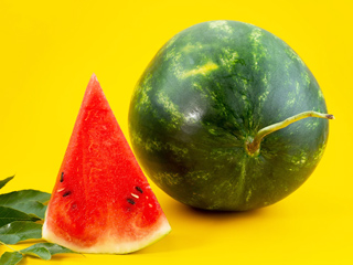 तरबूज खाने के बाद पानी पीने से सेहत को हो सकता है नुकसान, जानें कितनी देर बाद पानी पीना है सही