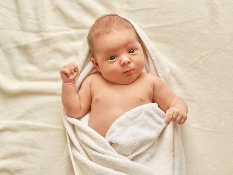 क्या नहलाने के बाद शिशु को बुखार आ जाता है? जानें इसके 5 कारण और बचाव के उपाय
