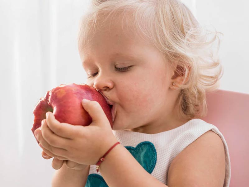 6 महीने से बड़े बच्चों को इस तरह खिलाएं सेब, मिलेंगे पूरे फायदे