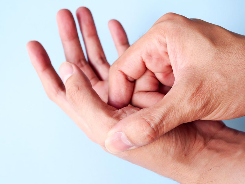 किन कारणों से होता है अंगूठे में दर्द और सूजन? ऐसे करें बचाव