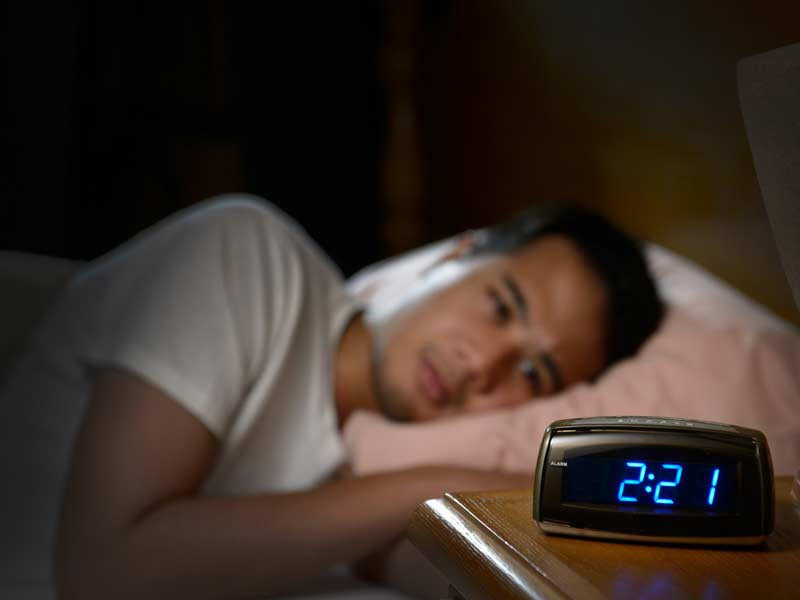 स्लीप डिसऑर्डर (नींद से जुड़ी समस्या) होने पर दिखते हैं ये 6 लक्षण, जानें इसके कारण और इलाज