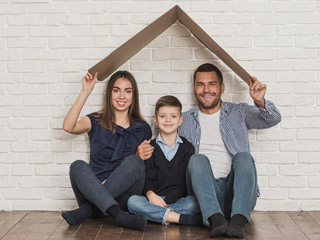 घर पर खुशी भरे माहौल से घटता है तनाव, आप भी जानें हैपी रहने के 5 आसान ट‍िप्‍स 