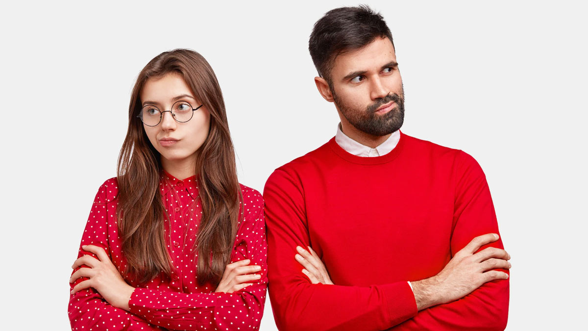 क्या शादीशुदा जिंदगी में परिवार के कारण हो रही है अनबन? जानें ऐसे में पार्टनर से रिश्ते कैसे सुधारें
