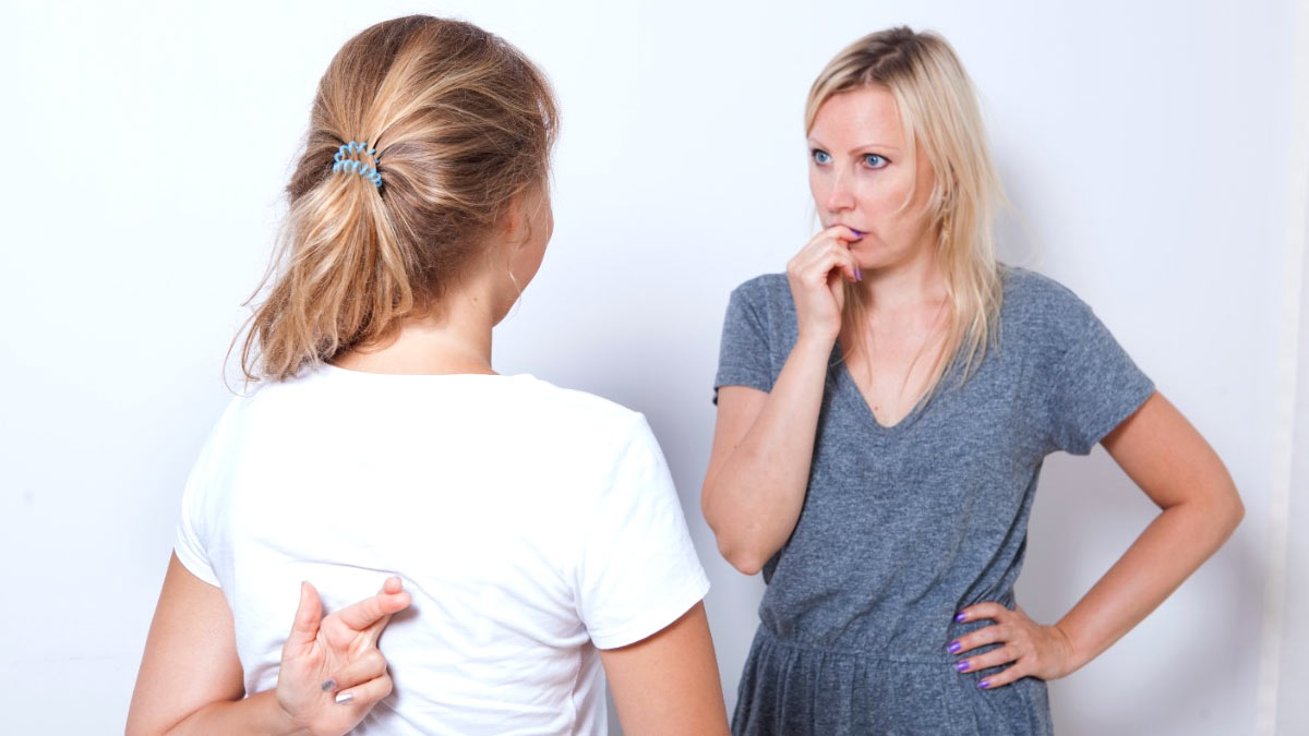 क्या आपका टीनएज बच्चा बोलने लगा है झूठ? जानें इसके कारण और ये आदत छुड़ाने के उपाय