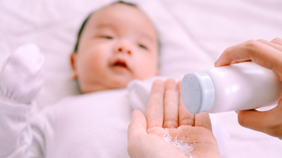 क्या टैलकम पाउडर स्किन के लिए सुरक्षित होता है? जानें इसे लगाने का तरीका