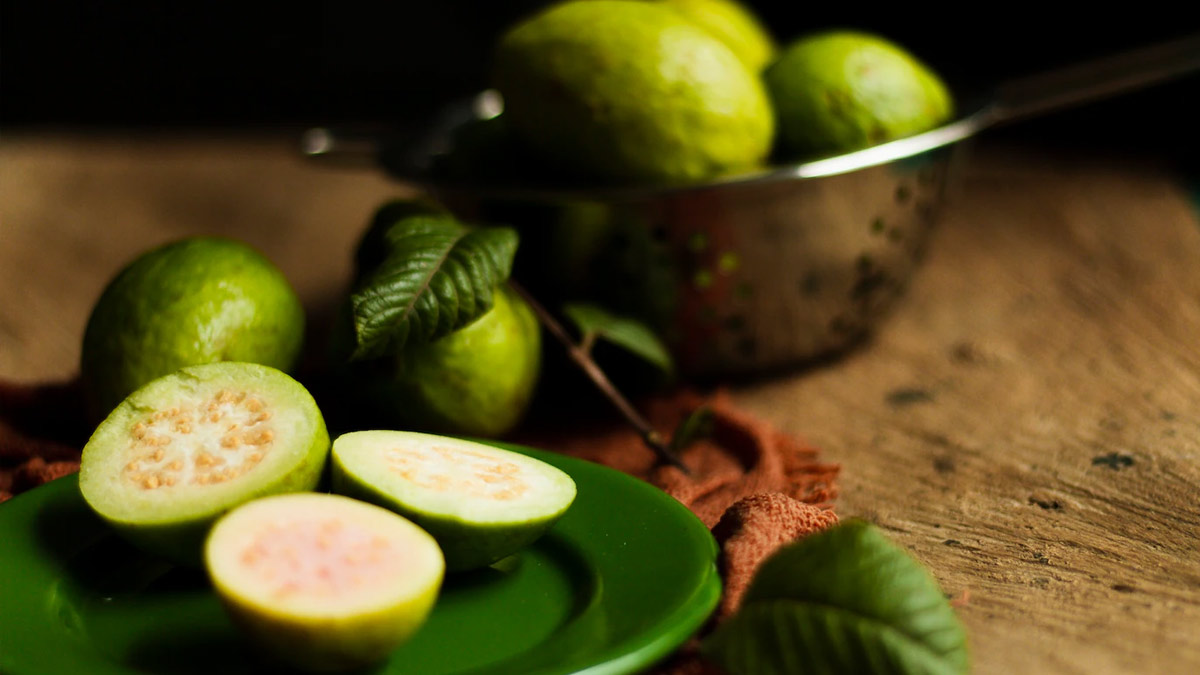 Benefits of applying guava leaves paste