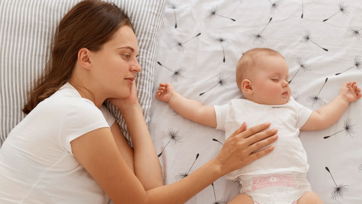 क्या आपका बेबी आपको रातभर सोने नहीं देता? इन टिप्स की मदद से पूरी करें नींद की जरूरत