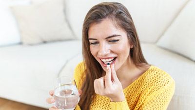 त्वचा के लिए विटामिन ई कैप्सूल कब और कैसे खाएं? जानें फायदे और सावधान‍ियां