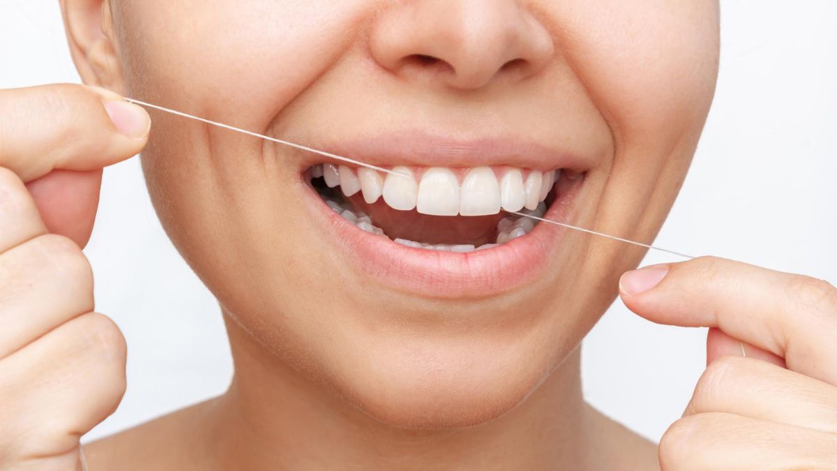 Before or After Brushing: The Right Time To Floss Your Teeth