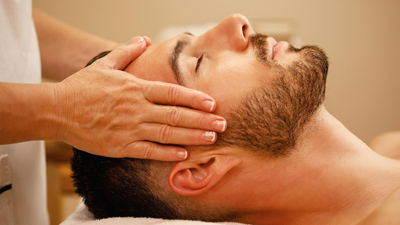 रोज रात को सोने से पहले करें सिर की मालिश, मिलेंगे ये 5 फायदे