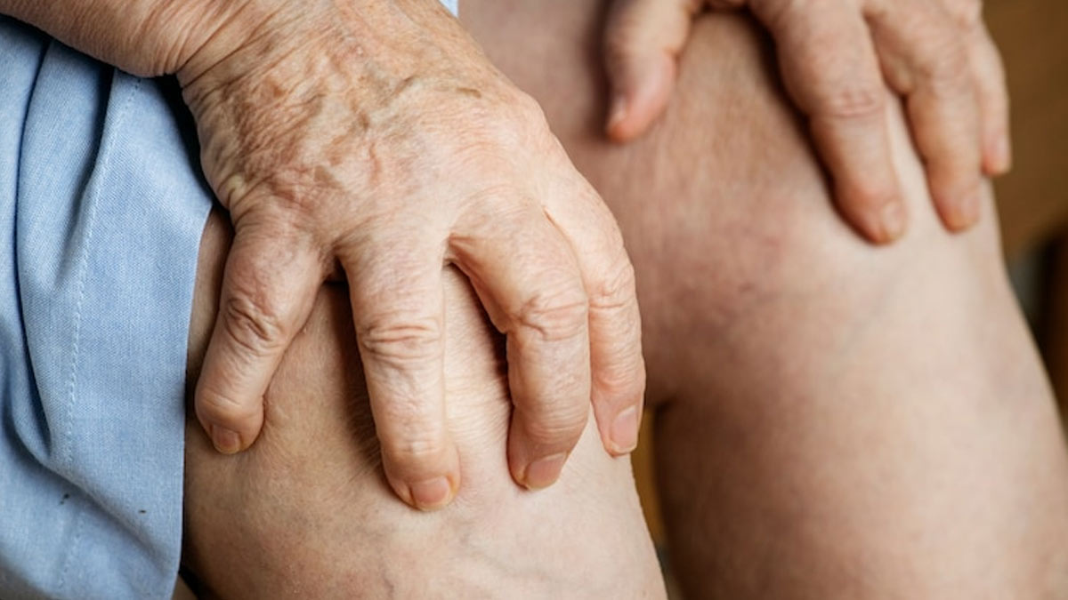 बुढ़ापे में सता रहा है घुटने का दर्द? बचाव के लिए करें ये 5 उपाय