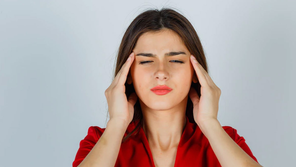 रोजाना सिर दर्द क्‍यों होता है? डॉक्‍टर से जानें कारण और इलाज