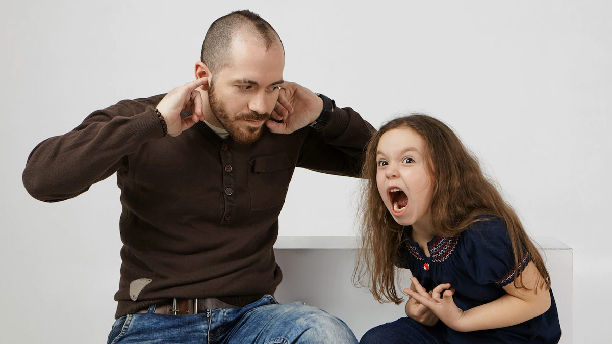 अपने बच्चों के नकारात्मक व्यवहार को कैसे बदलें? जानें आसान टिप्स