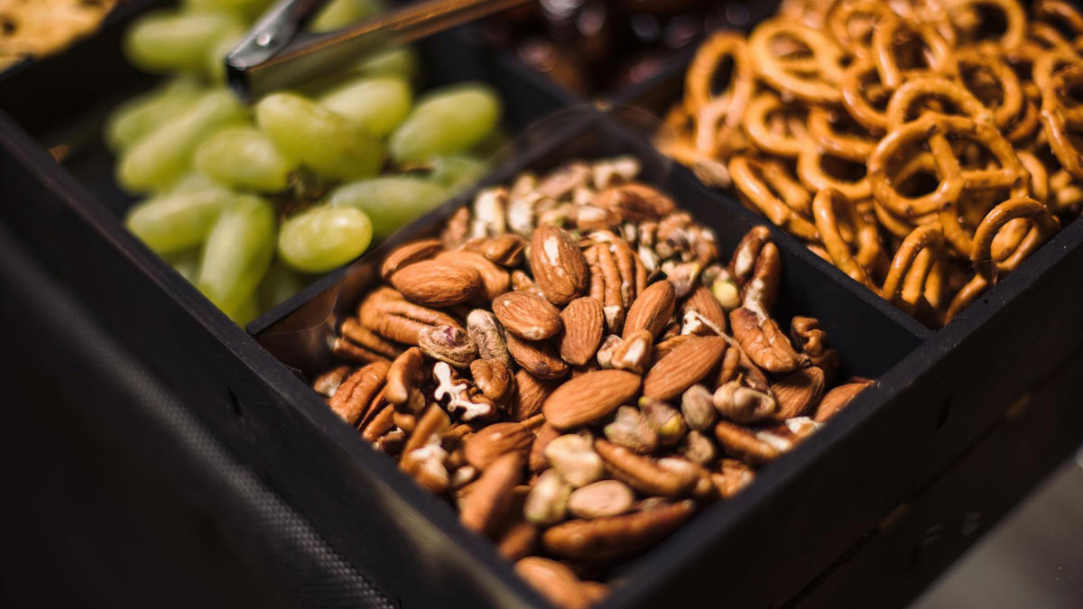 Health benefits of Nuts and Oats ladoo