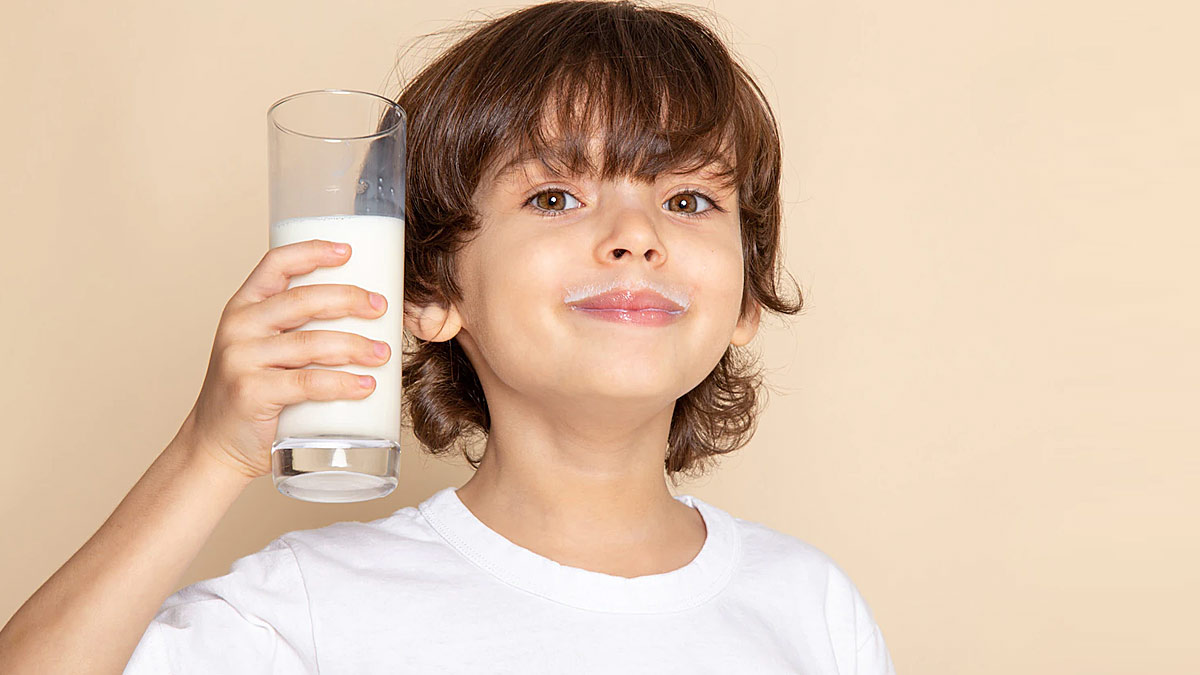दूध पीने से कतराता है आपका बच्चा? इन तरीकों दूध को टेस्टी बनाकर करें सर्व