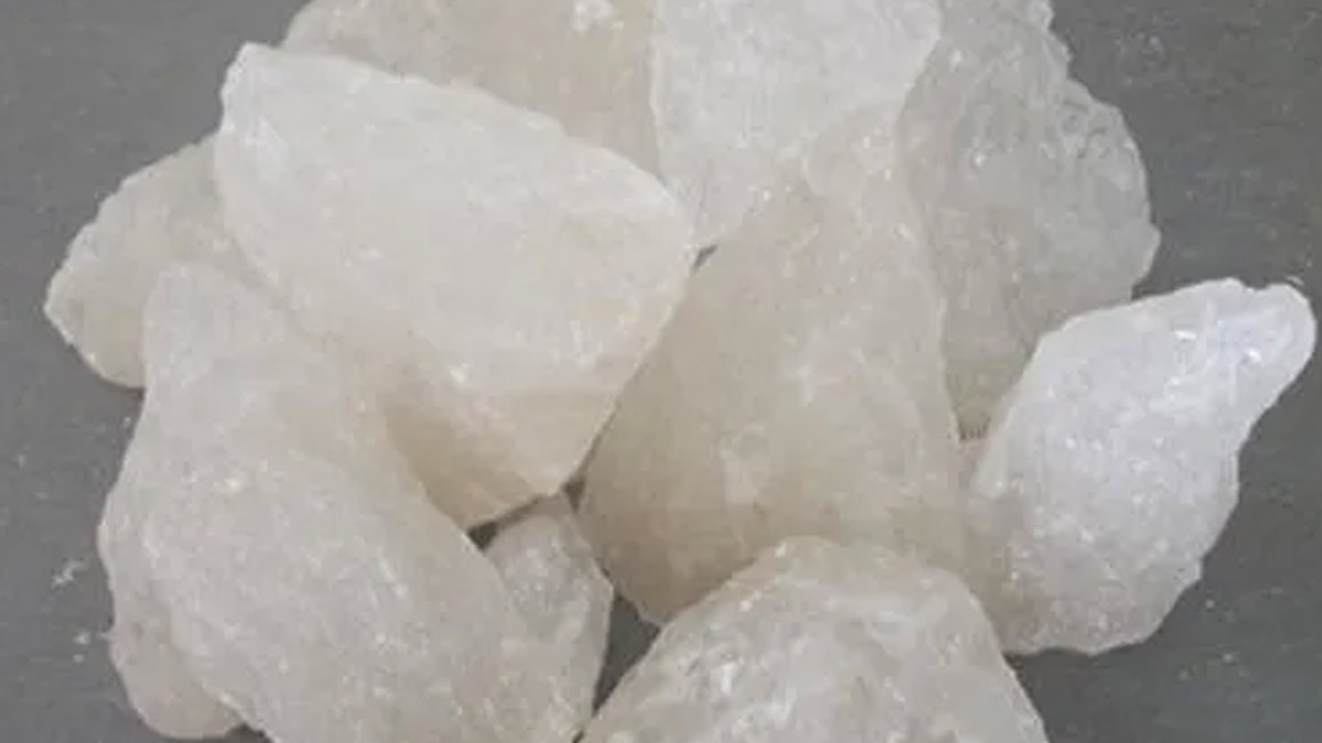 इन 3 तरीकों से चेहरे पर लगाएं फिटकरी, दमक उठेगी त्वचा how to apply