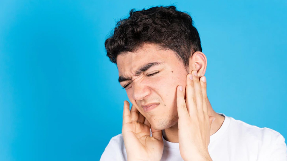 खाना न‍िगलते समय होता है कानों में दर्द? जानें कारण और इलाज