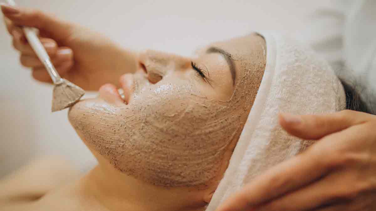 स्किन को चमकदार बनाने के लिए लगाएं जायफल और दही का फेस पैक