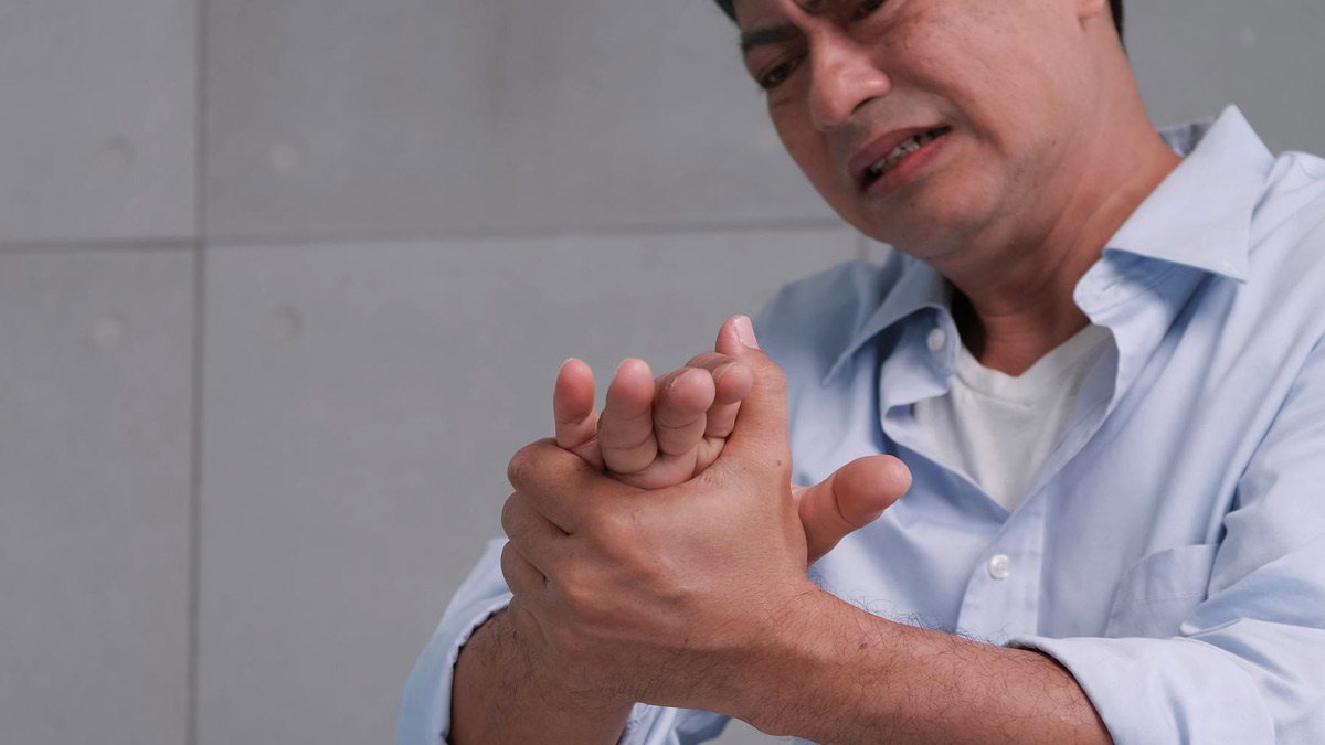 हाथों और पैरों की झनझनाहट हो सकती है गंभीर बीमारी का लक्षण, जानें बचाव