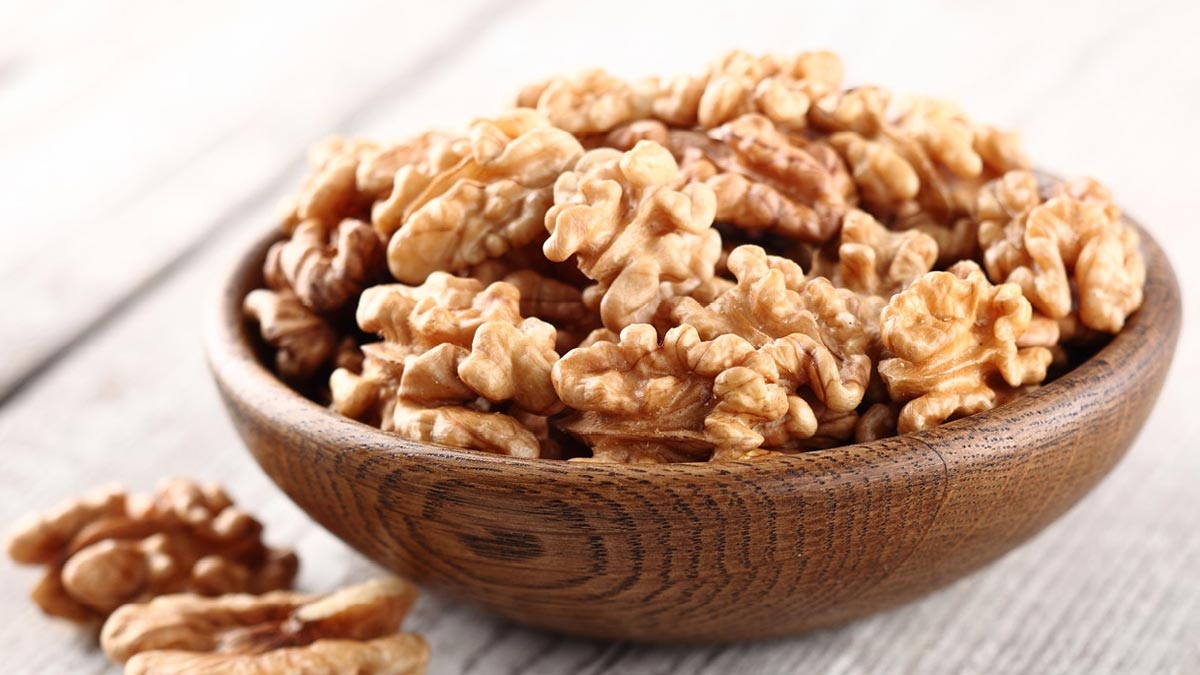 Soaked vs Dry Walnuts भीगे या सूखे अखरोट, क्या है अधिक फायदेमंद