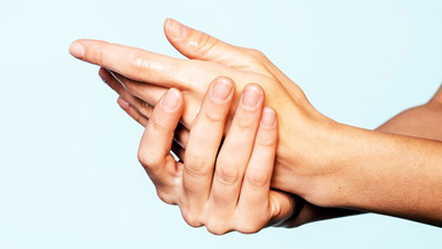कपड़े धोने से फट जाते हैं हाथ? ऐसे करें घरेलू इलाज  