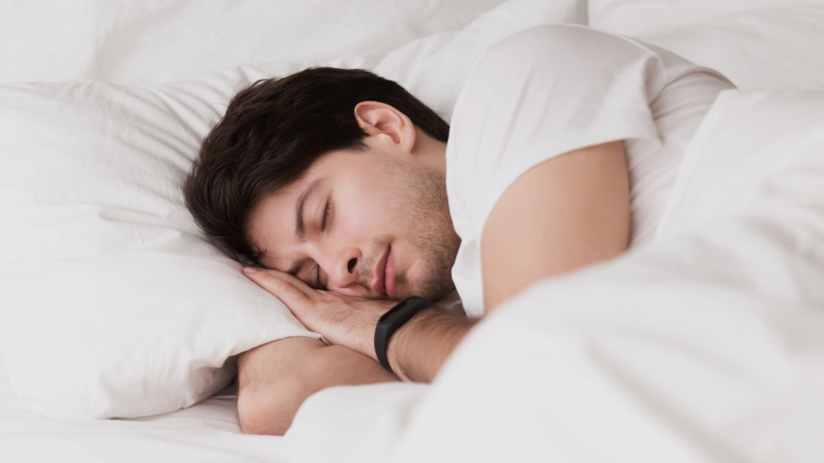 रात को सोते समय क्यों निकलती है मुंह से लार? जानें इसका सेहत से कनेक्शन