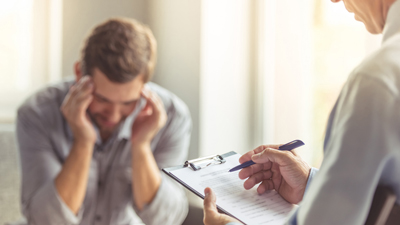 इम्पोस्टर सिंड्रोम का संकेत हो सकता है कॉन्फिडेंस में कमी, अपनी क्षमता पर होने लगता है शक