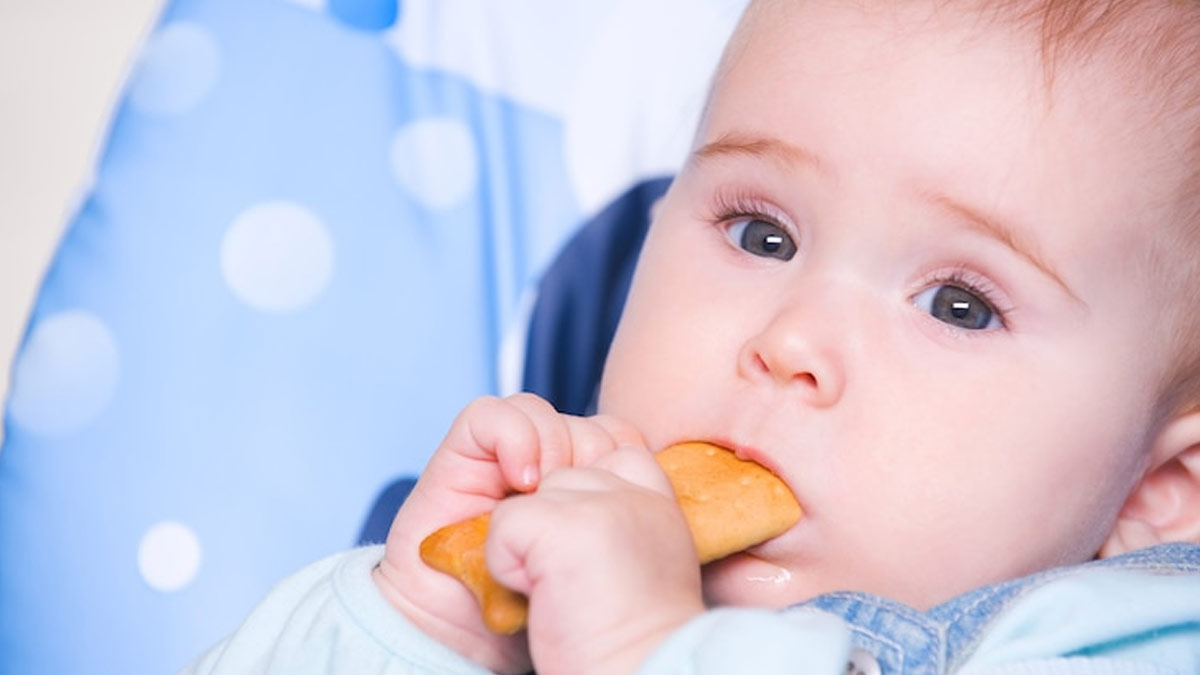 श‍िशु को खाना चबाना कैसे स‍िखाएं?