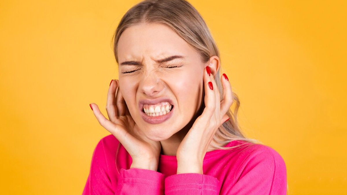 कान में इंफेक्शन होने पर नजर आते हैं ये 5 लक्षण, बरतें सावधानी