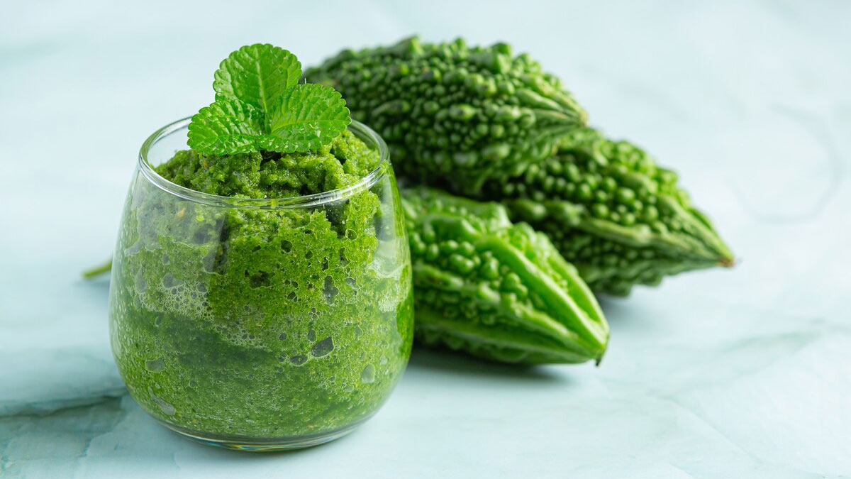 Uric Acid Kam Kare Karela in Hindi