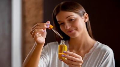 चेहरे पर बेबी ऑयल कैसे लगाएं? जानें सावधानी और तरीका