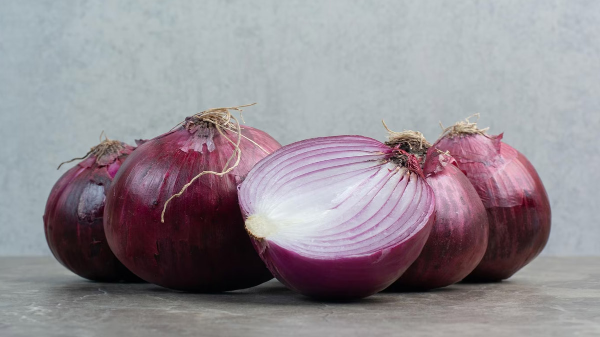 Health-Benefits-of-Eating-onion-in-Summer-t