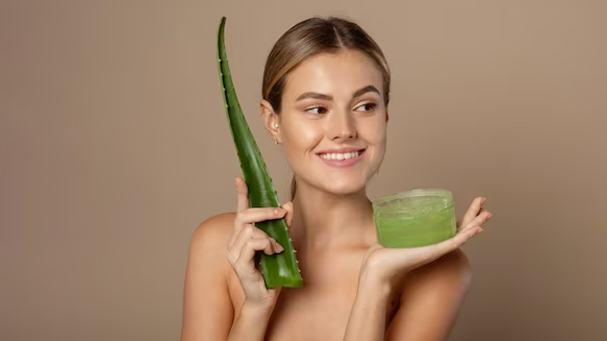 Aloevera-Gel-On-Face-At-Night