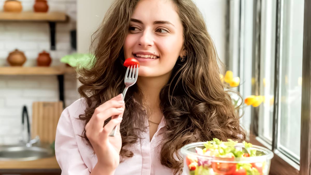Vegan Raw Food Diet: कच्चा वीगन फूड खाने से हुई फूड इन्फ्लुएंसर की मौत, जानें इस डाइट के नुकसान