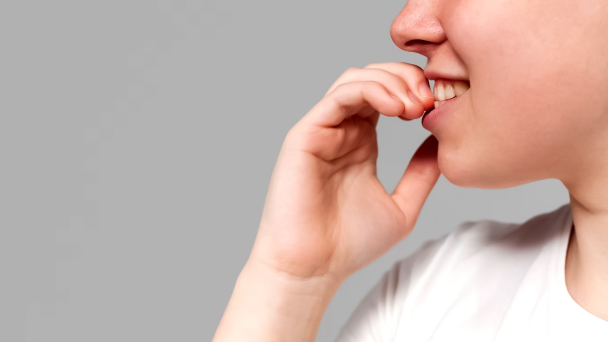 Nail Biting Side Effects : तुम्हालाही नखे खाण्याची सवय आहे? आरोग्यावर होऊ  शकतात इतके गंभीर परिणाम - रीसर्च l know how nail biting habit can affect  the teeth and your overall health