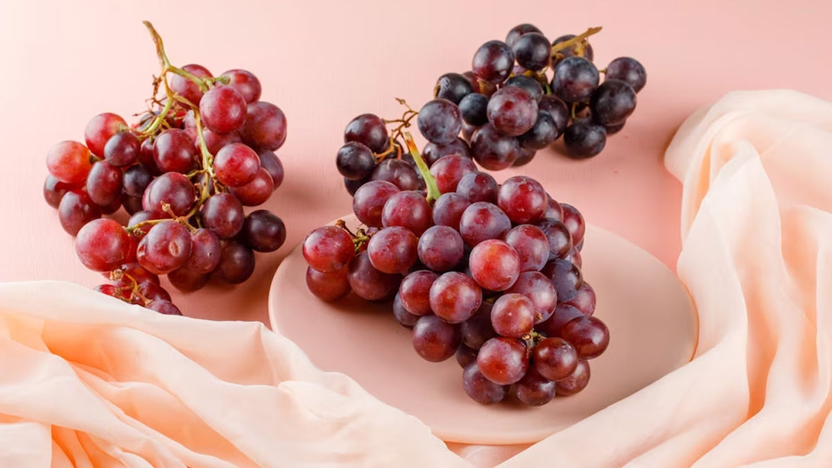किडनी की कई समस्याओं दूर रखता है लाल अंगूर, जानें इसके फायदे red