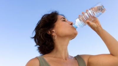 Water Toxicity: महिला ने 20 मिनट में पिया 2 लीटर पानी, वॉटर टॉक्सिसिटी से हुई मौत
