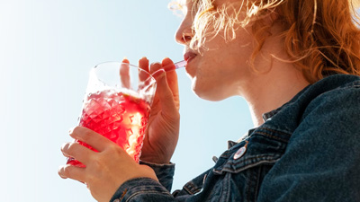 बदलते मौसम में नहीं करना चाह‍िए इन 4 ड्रिंक्स का सेवन, ब‍िगड़ सकती है सेहत