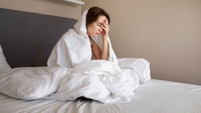 रात में सोते समय अचानक ठंड लगना हो सकता है इन परेशानियों का संकेत, जानें बचाव