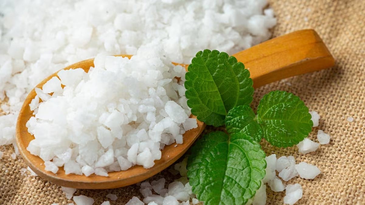Here's How You Can Use Camphor To Get Of Stubborn Dandruff