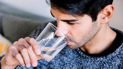 पानी पीने से हो जाए गले में इंंफेक्‍शन, तो समझें ये 5 गलत‍ियां कर रहे हैं आप 