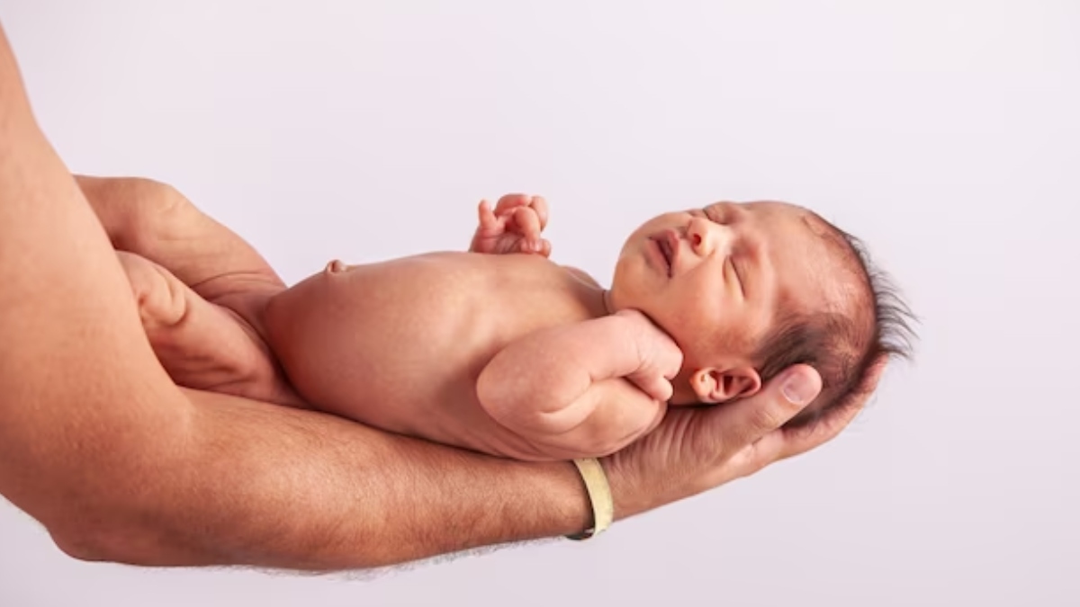 नवजात शिशु अचानक बहुत ज्यादा क्यों हिलते हैं? डॉक्टर से जानें कारण