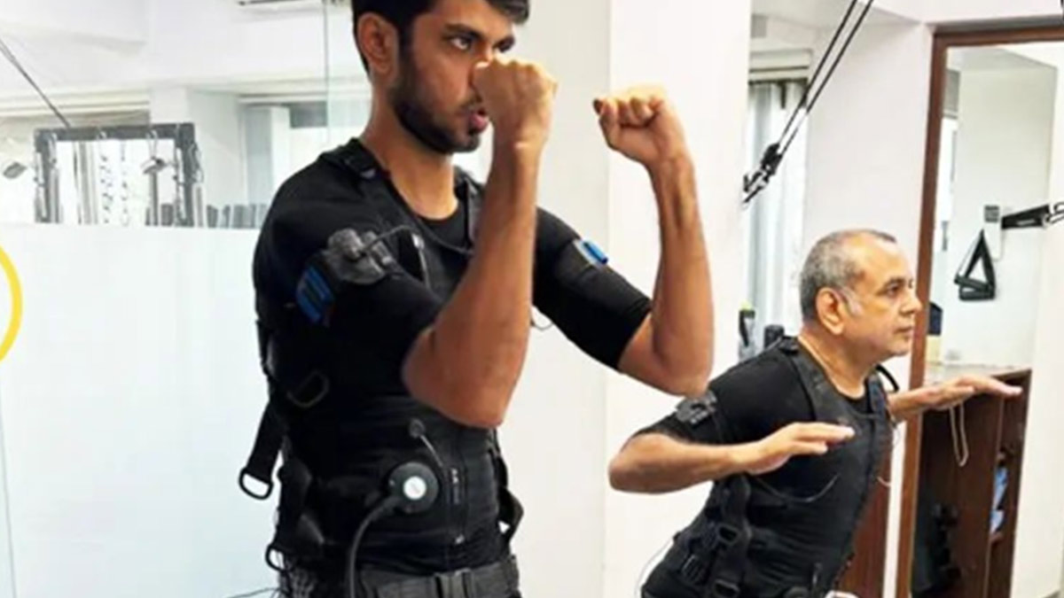 EMS Workout: एक्टर परेश रावल ने बेटे के साथ किया इलेक्ट्रिक मसल स्टिमुलेशन, जानें इस वर्कआउट के फायदे 