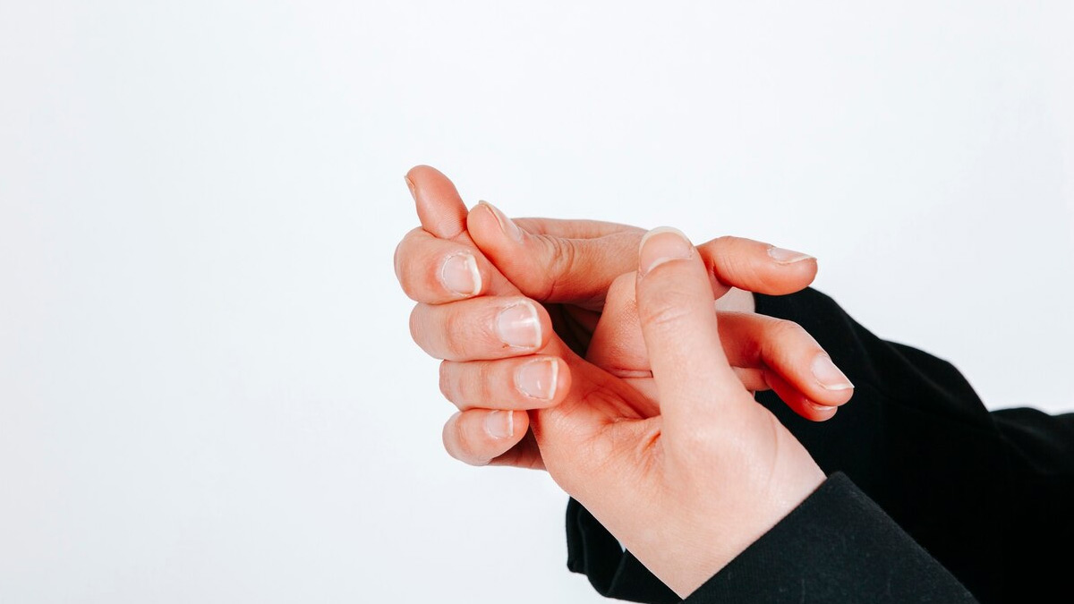 Swollen Fingers: Causes, Treatment, Risks