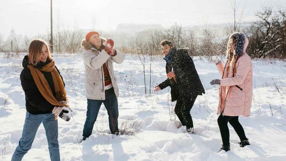 snow-ball-fighting