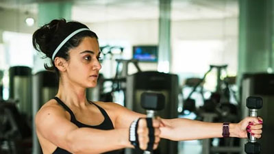बेहद फिट दिखती हैं फिल्म Dunki की एक्ट्रेस तापसी पन्नू, जानें उनका फिटनेस सीक्रेट और डाइट प्लान 