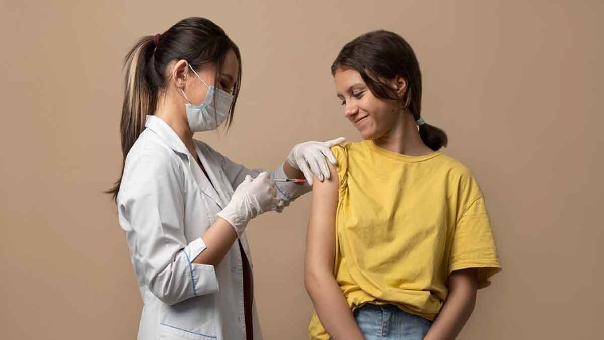 4 Important Vaccines Teenagers Should Get: Parents Make Note