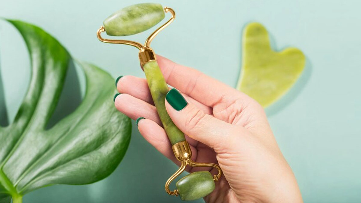 4 Amazing Benefits Of Jade Rollers For Skin & How To Use It
